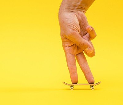 Conheça o skate de dedo