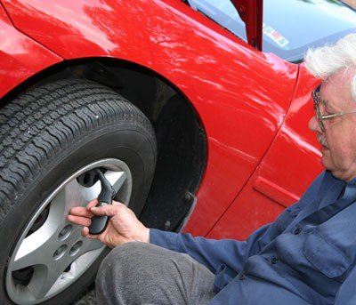 Como calibrar o pneu do veículo?